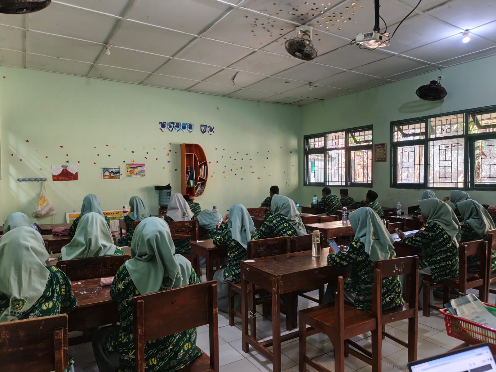 Lestarikan Budaya melalui Evaluasi, Siswa MTsN 9 Bantul Antusias Ikuti ASAT Hari Ke-7 dengan Mata Pelajaran Seni Budaya Prakarya dan Bahasa Jawa